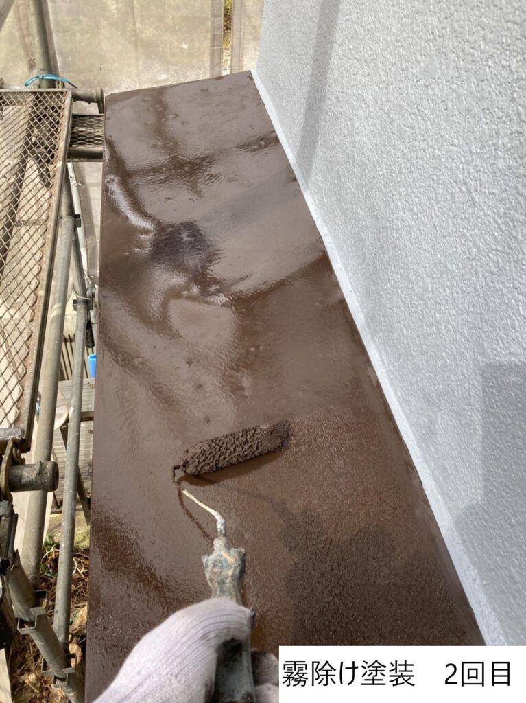 霧除け塗装2回目です。念入りに塗装します。